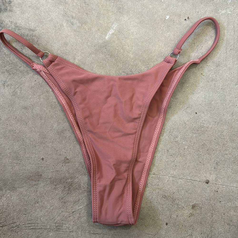 Bikini - Picture 6 of 10